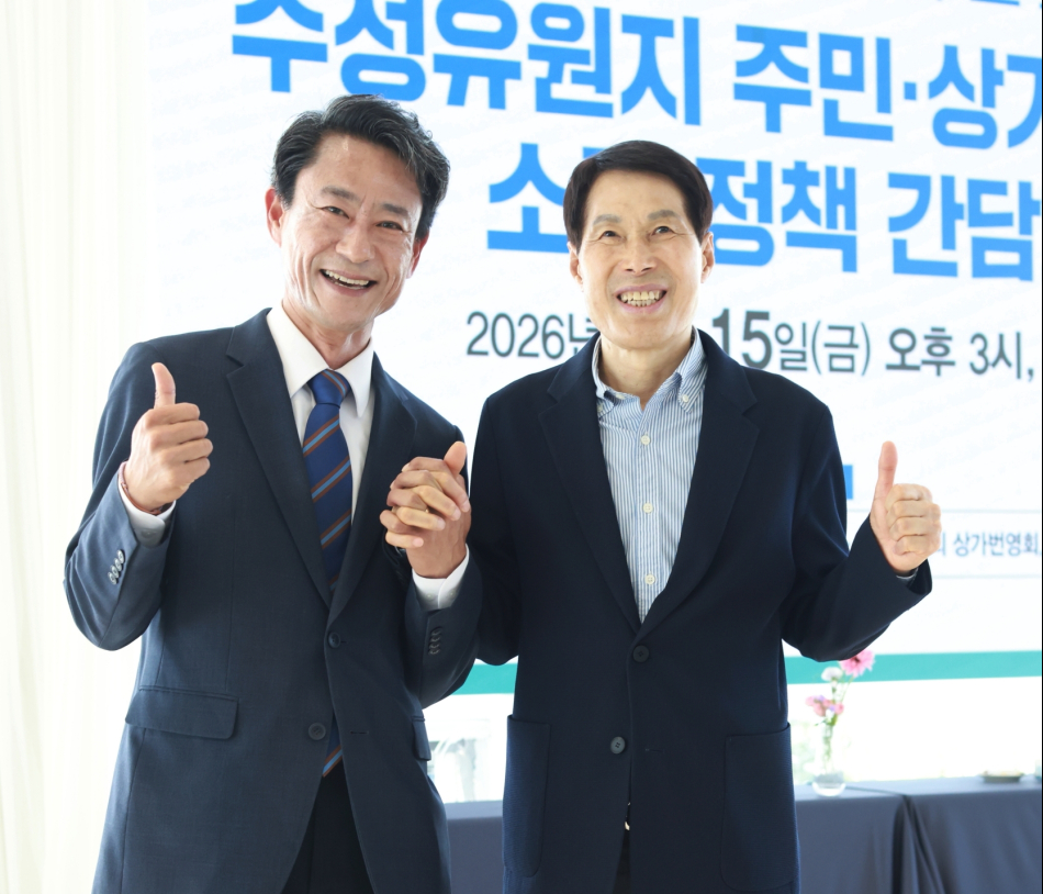 박정권 후보와 이진훈 전 수성구청장이 지지 선언 후 손을 맞잡고 기념촬영하고 있다. 박정권 후보 제공