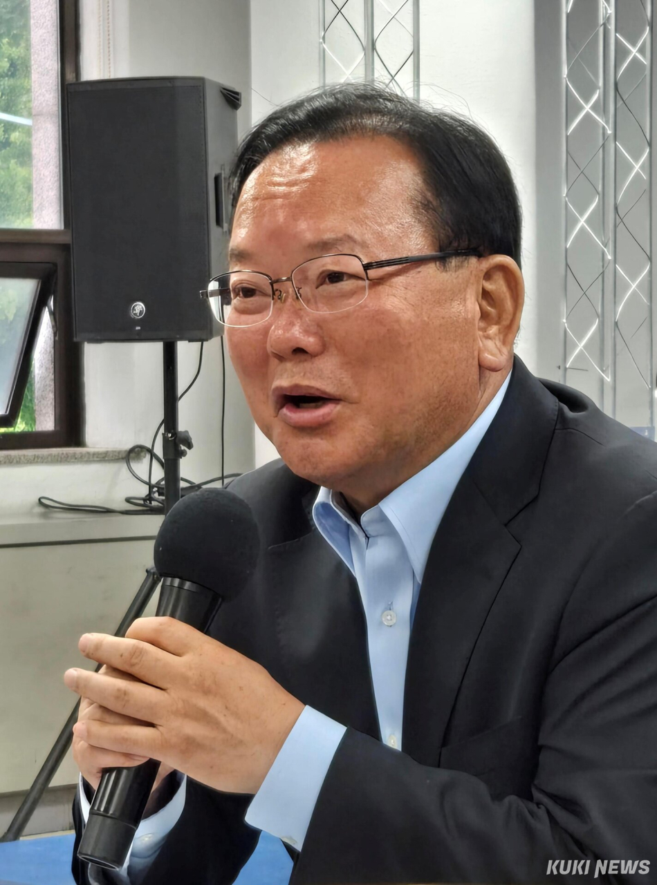 김부겸 더불어민주당 대구시장 후보가 5·18 민주화운동 46주년 맞아 18일 영호남 상생과 달빛동맹을 강조했다. 사진은 지난 11일 ‘김부겸의 희망캠프’에서 기자의 질문에 답하고 있는 모습. 최재용 기자