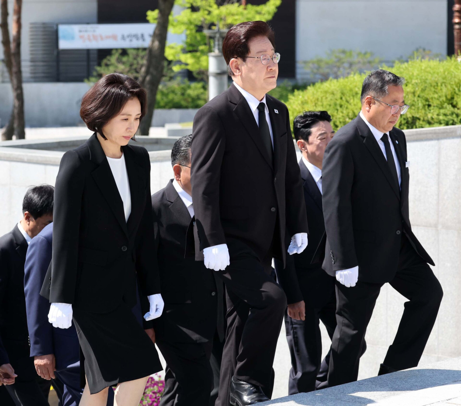 이재명 대통령과 김혜경 여사가 18일 광주 북구 5·18 민주묘지에 입장하고 있다. 연합뉴스