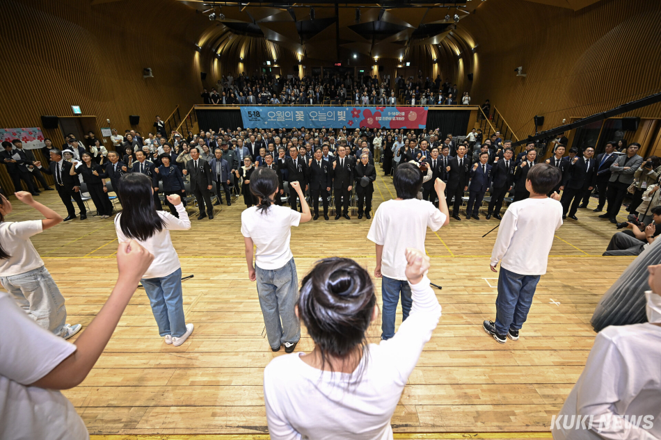 5.18민주화운동 제46주년 서울기념식이 열린 18일 서울 중구 서울시청에서 참석자들이 임을 위한 행진곡을 제창하고 있다.