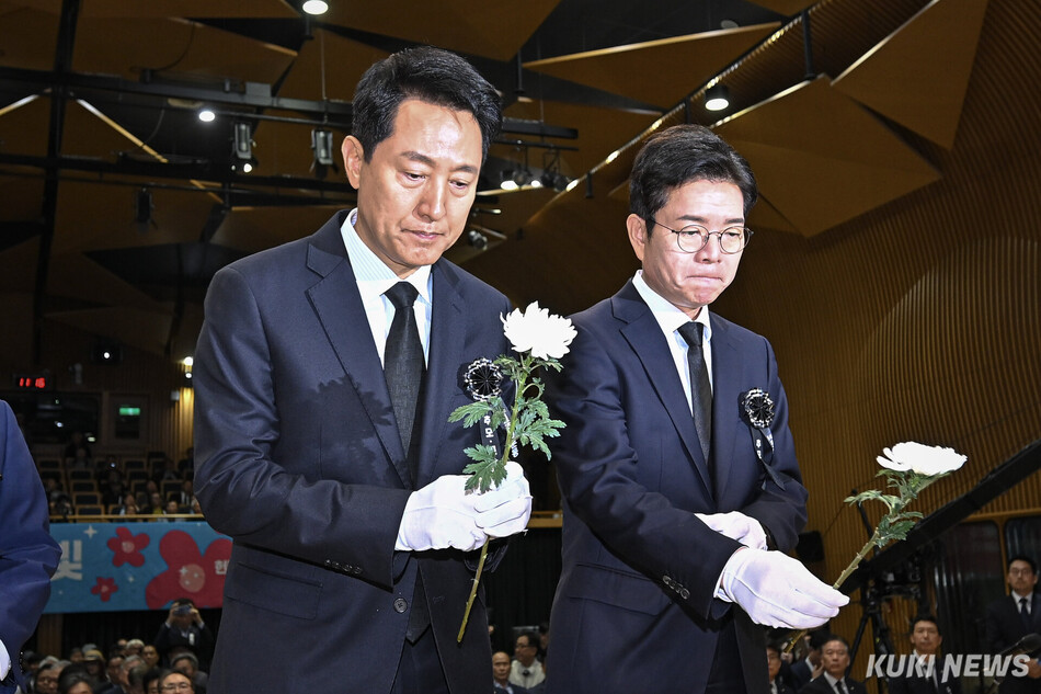 오세훈(왼쪽) 국민의힘 서울시장 후보와 정원오 더불어민주당 서울시장 후보가 18일 서울 중구 서울시청에서 열린 5.18민주화운동 제46주년 서울기념식에 참석해 헌화하고 있다.