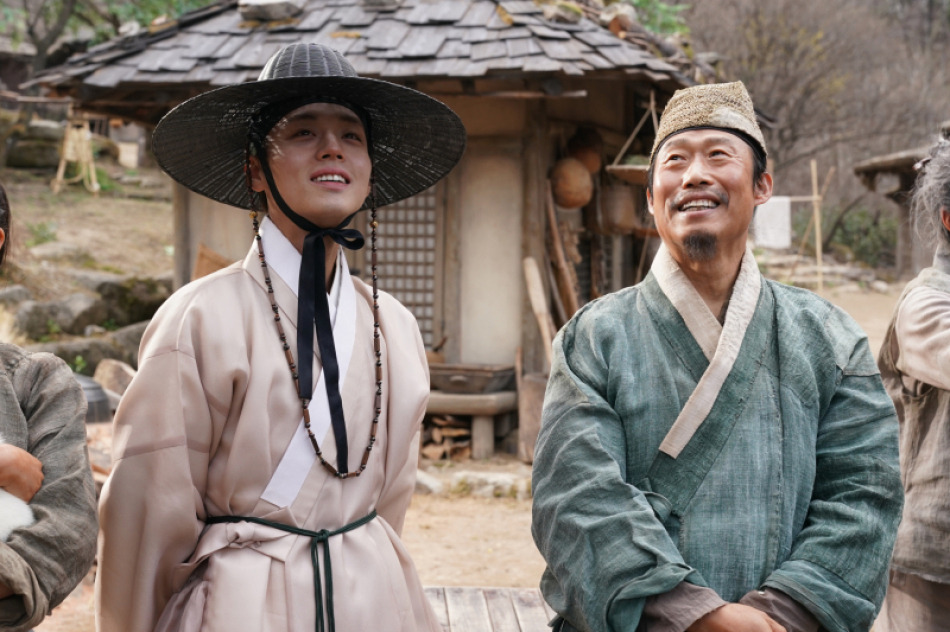 영화 ‘왕과 사는 남자’의 이홍위(박지훈), 엄흥도(유해진) 스틸. (주)쇼박스 제공