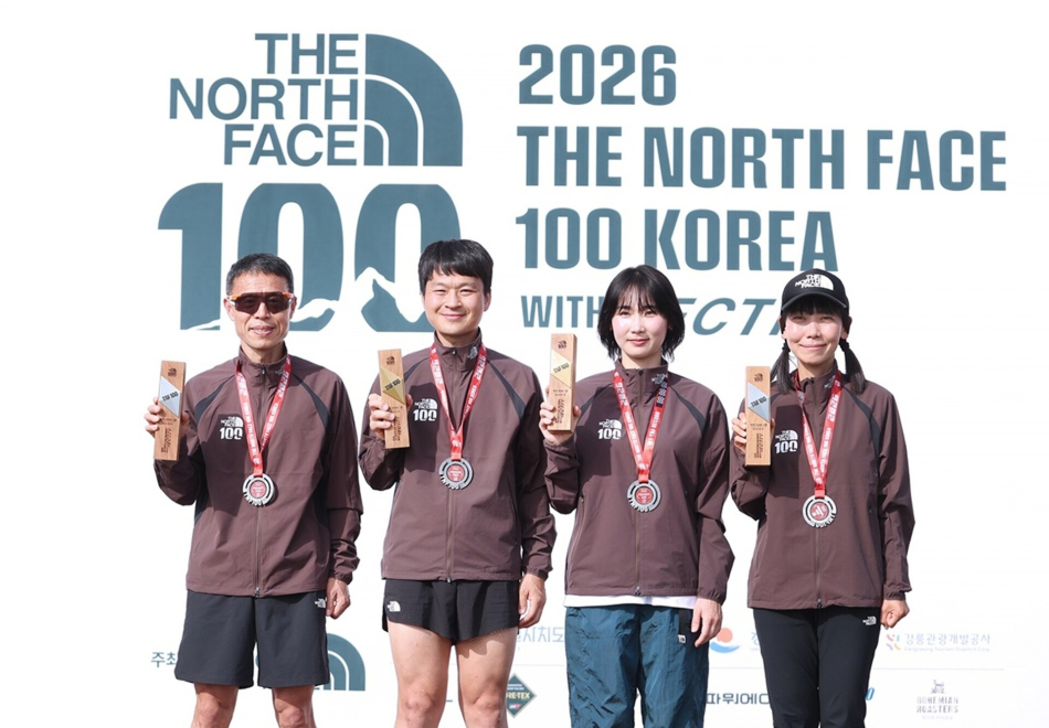 글로벌 아웃도어 브랜드 노스페이스가 주최한 글로벌 트레일러닝 대회 ‘2026 TNF 100 코리아’가 지난 16일~ 17일 이틀간 2200여명이 참가한 가운데 성황리에 종료됐다. 심재덕 선수가 100km 남자 부문 2위, 임정현 선수는 100km 남자 부문 1위, 박수지 선수는 50km 여자 부문 1위, 장보영 선수는 100km 여자 부문 2위를 각각 기록하는 등 노스페이스 애슬리트팀 소속 선수들이 전원 입상하는 성과를 올렸다(좌측부터). 노스페이스 제공