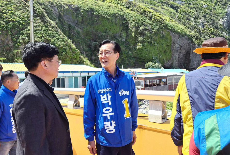 박우량 후보는 천일염 산업 보호와 ‘기본사회’ 비전을 제시했고, 조국혁신당 김태성 후보는 농어민 수당 지급을 최우선 과제로 삼으며 민생 행보에 박차를 가하고 있다. /박우량 후보 선거사무소