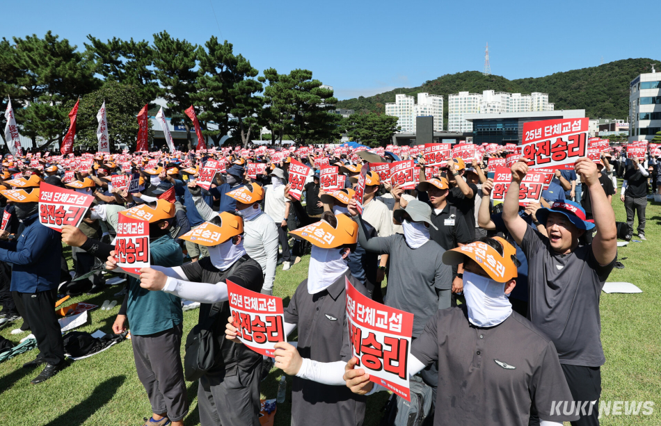 지난해 울산시 북구 현대자동차 울산공장 본관 앞에서 열린 현대차 노조의 총파업 결의대회에서 조합원들이 구호를 외치고 있다. 연합뉴스