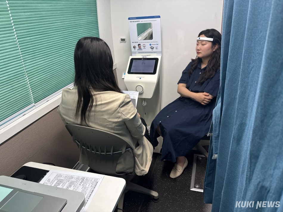 충남자치경찰위원회는 18일 도청에서 사무국 직원을 대상으로 ‘찾아가는 자치경찰 힐링버스’ 프로그램을 운영했다.