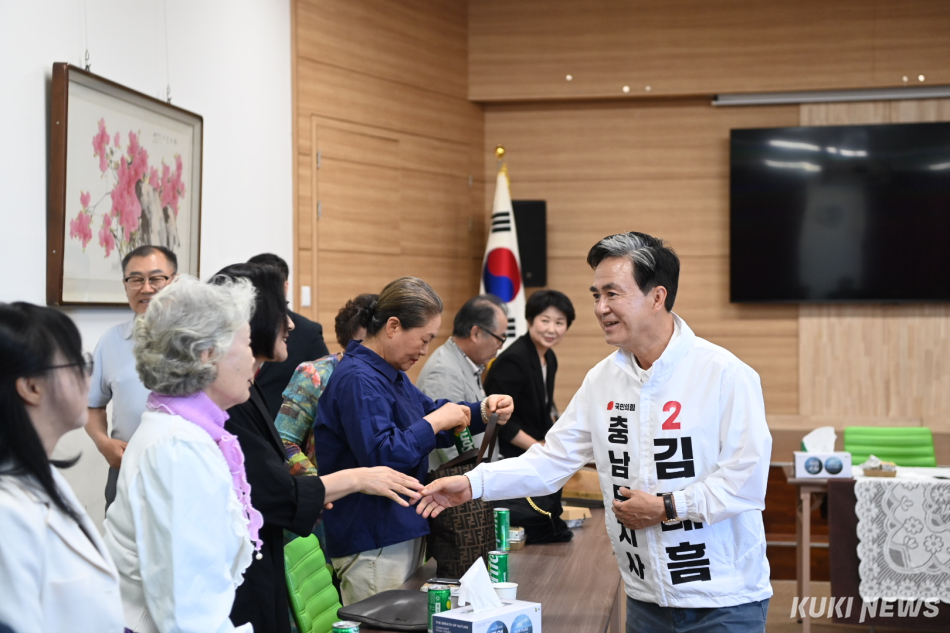 김태흠 국민의힘 충남도지사 후보가 18일 오후 12시 중소기업커뮤니티센터에서 천안지역 문학인단과 함께 간담회를 진행했다. 김태흠 더쎈충남캠프