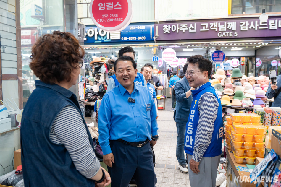 18일 김병주 국회의원은 춘천 중앙시장 상인들을 만난 육동한 후보 지지를 호소했다.