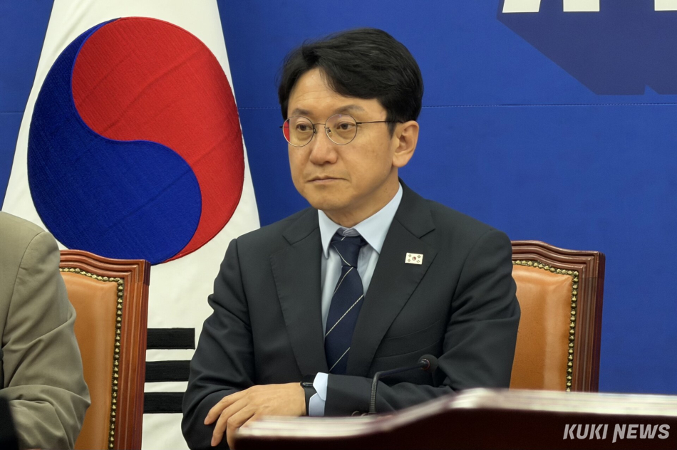 천준호 민주당 원내운영수석부대표가 19일 서울 여의도 국회에서 열린 원내대책회의에 참석했다. 유병민 기자