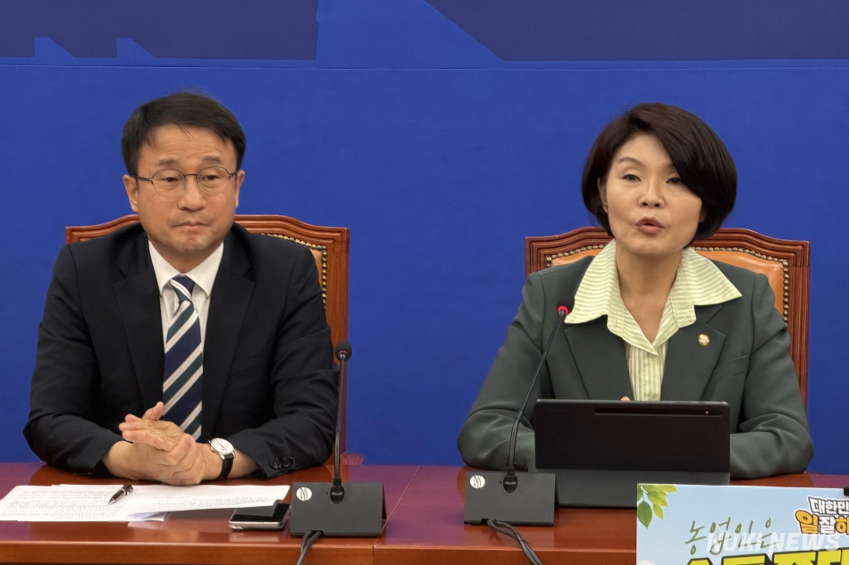 한정애(오른쪽) 더불어민주당 정책위의장이 19일 서울 여의도 국회에서 열린 원내대책회의에서 발언하고 있다. 왼쪽은 한병도 민주당 원내대표. 유병민 기자