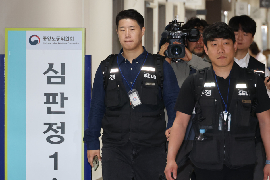 삼성그룹 초기업노동조합 삼성전자지부 최승호 위원장이 총파업 예고 시점을 이틀 앞둔 19일 정부세종청사 중앙노동위원회에서 열린 2차 사후조정 2일차 회의에 참석하고 있다. 연합뉴스