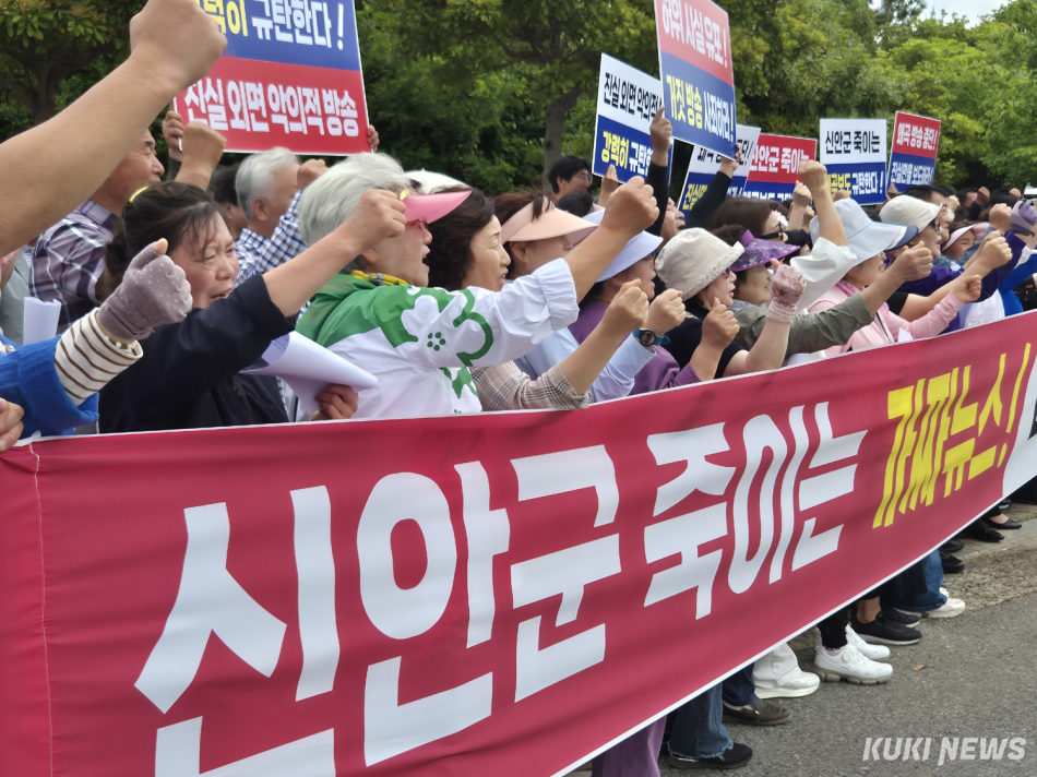 신안군 여성단체협의회와 농업경영인연합회, 지도자협의회, 친환경농업협회, 김생산어민연합회, 수산업경영인연합회 등 20여 단체 회장단 100여 명은 11일 오전 신안군청 앞에서 집회를 열고, 일부 유튜버를 겨냥해 ‘가짜뉴스를 중단하고 진실만을 보도하라’고 촉구했다. /신영삼 기자