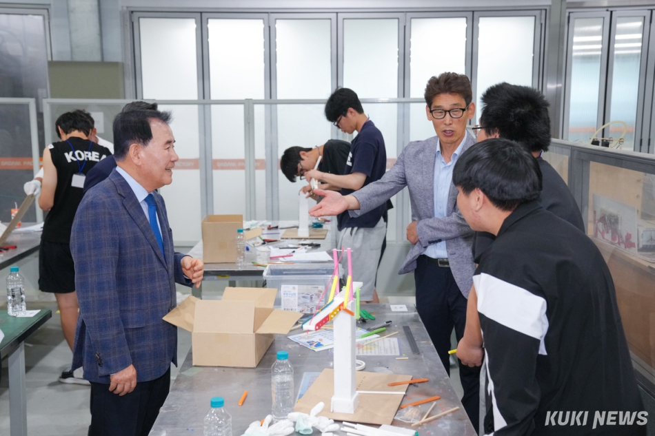김지철 충남교육감이 19일 한국기술교육대에서 열린 직업교육 한마당에서 진로체험에 나선 중학생들을 격려하고 있다.