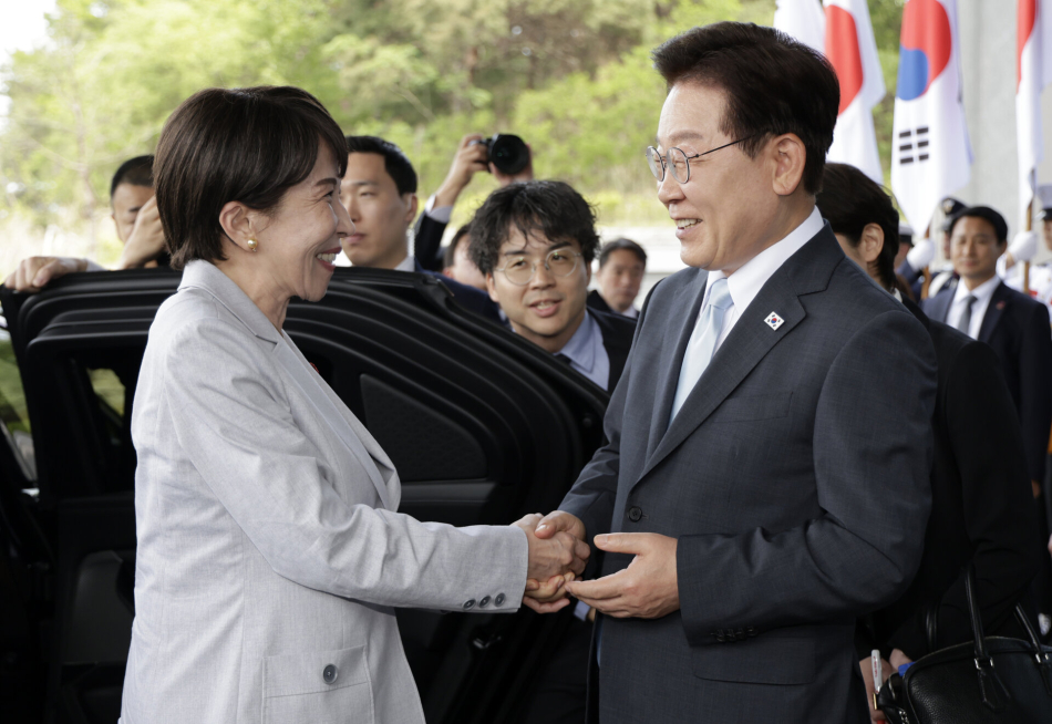 이재명 대통령과 다카이치 사나에 일본 총리가 19일 정상회담장인 경북 안동 한 호텔에서 악수하고 있다. 연합뉴스
