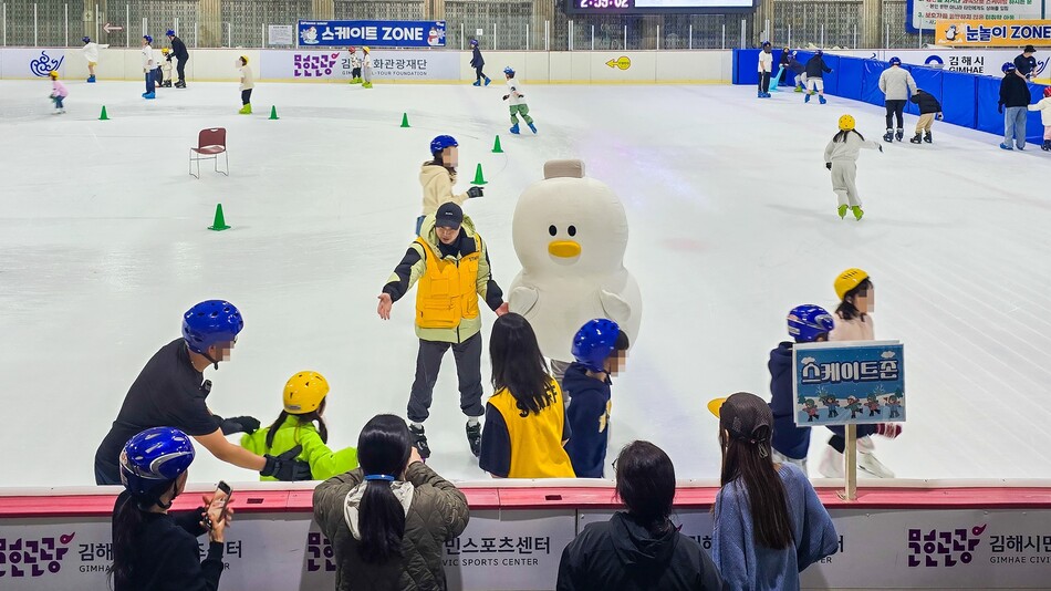 김해문화관광재단 김해시민스포츠센터 빙상장 스케이트존이 운영되고 있다. 김해문화관광재단 제공