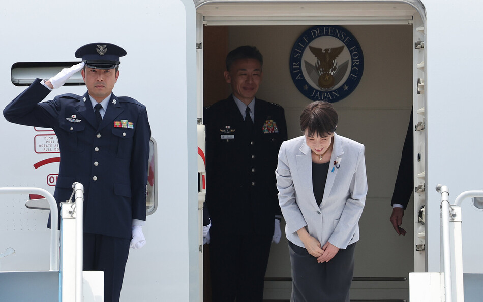 한일 정상회담을 위해 방한한 다카이치 사나에 일본 총리가 19일 대구국제공항에 도착해 전용기에서 허리 숙여 인사하고 있다.