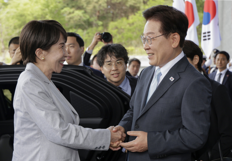 이재명 대통령과 다카이치 사나에 일본 총리가 19일 정상회담장인 경북 안동 한 호텔에서 악수하고 있다.