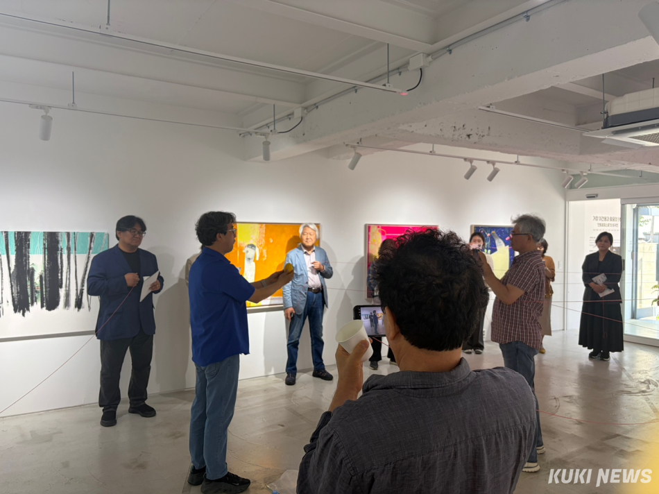 충남문화관광재단은 충남도 문화예술 서울전시장인 CN갤러리(서울 종로구 북촌로5길 56-7)에서 특별 기획전 <거장 이건용과 활골의 9인: 안트로포스로의 회귀전>을 열고 있다