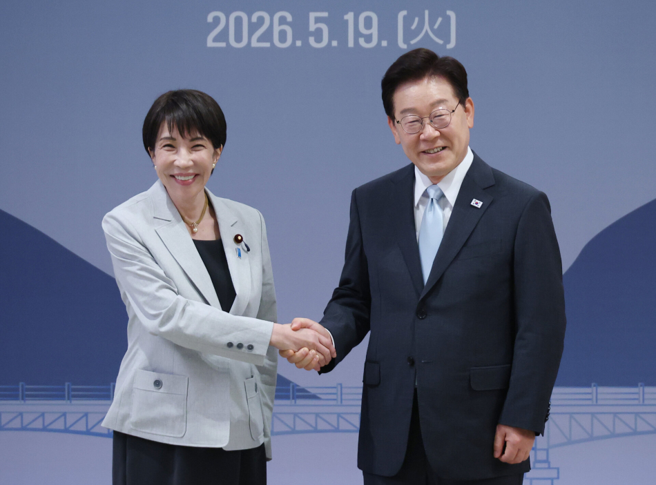 이재명 대통령과 다카이치 사나에 일본 총리가 19일 경북 안동 한 호텔에서 확대 정상회담에 앞서 악수하고 있다. 연합뉴스