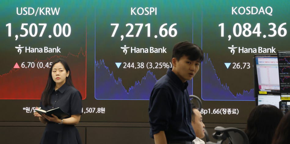 19일 서울 중구 하나은행 딜링룸 전경. 연합뉴스