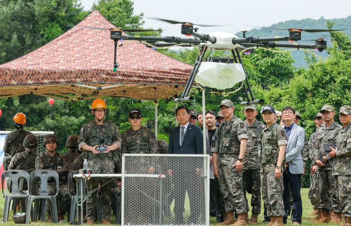 이두희 국방부 차관이 19일 육군 72보병사단을 방문해 첨단 드론을 활용한 예비군 동원훈련 현장을 확인하고 있다. 국방부 제공