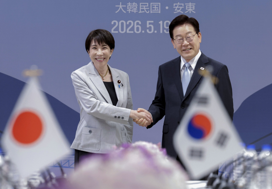 이재명 대통령과 다카이치 사나에 일본 총리가 19일 경북 안동 한 호텔에서 확대 정상회담에 앞서 악수하고 있다. 연합뉴스