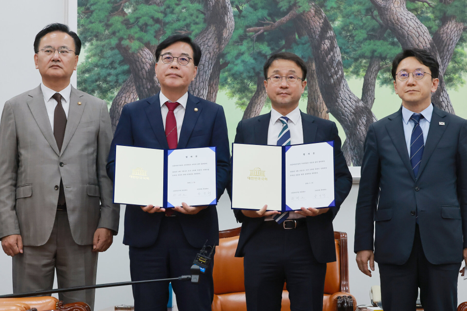 한병도 더불어민주당 원내대표(오른쪽 두번째)와 송언석 국민의힘 원내대표(왼쪽 두번째)가 19일 서울 여의도 국회에서 후반기 국회의장·부의장 선출을 위한 본회의를 다음 달 5일 열기로 합의한 뒤 기념 촬영하고 있다. 오른쪽은 천준호 더불어민주당 원내운영수석부대표, 왼쪽은 유상범 국민의힘 원내운영수석부대표. 연합뉴스
