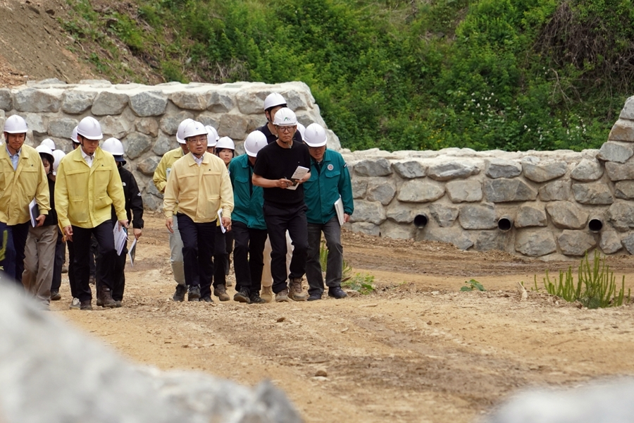 19일 충북 보은군 회인면 산림유역관리 사업지를 점검하는 박은식 산림청장. 산림청