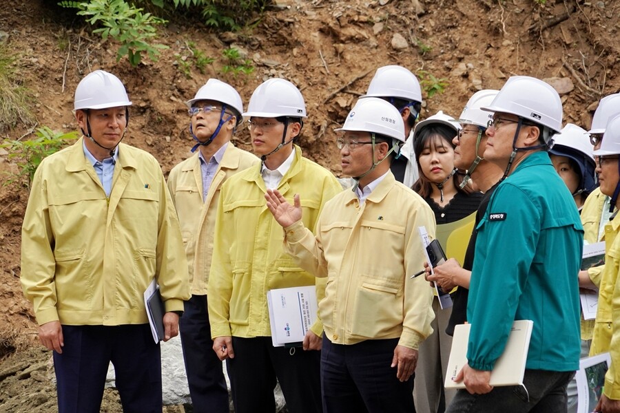 19일 충북 보은군 회인면 산림유역관리 사업지를 점검하는 박은식 산림청장. 산림청