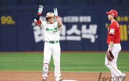 뜨거운 눈물 흘린 김웅빈, 마수걸이 ‘끝내기 홈런’…키움, SSG에 7-6 역전승