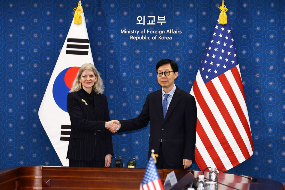 박윤주 외교부 1차관과 앨리슨 후커 미국 국무부 정무차관이 10일 오후 서울 종로구 외교부 청사에서 열린 한미 외교차관 전략대화에서 악수하고 있다. 사진공동취재