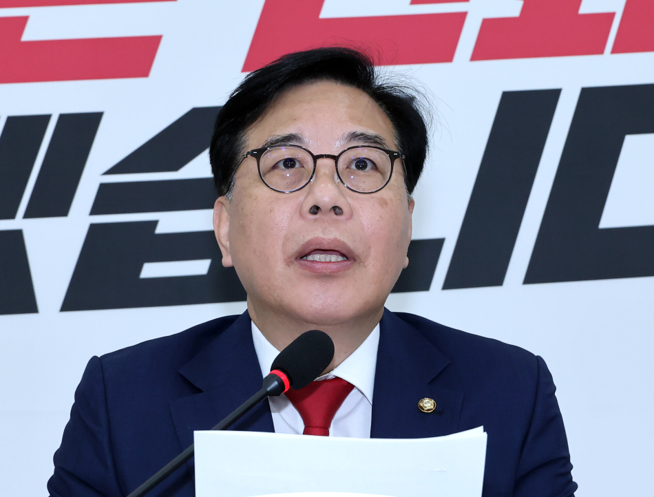 송언석 국민의힘 공동선대위원장이 18일 국회에서 6.3 지방선거 현안 관련 기자간담회를 열고 있다. 연합뉴스