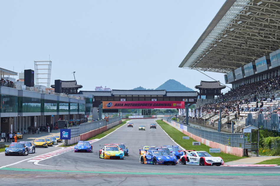 전남도가 후원하고 ㈜슈퍼레이스가 주최하는 아시아권 모터스포츠 축제 ‘2026 아시아 모터스포츠 카니발’이 오는 24일 영암 국제자동차경주장(KIC)에서 화려한 막을 올린다. 2025년 대회 자료사진. /전남도