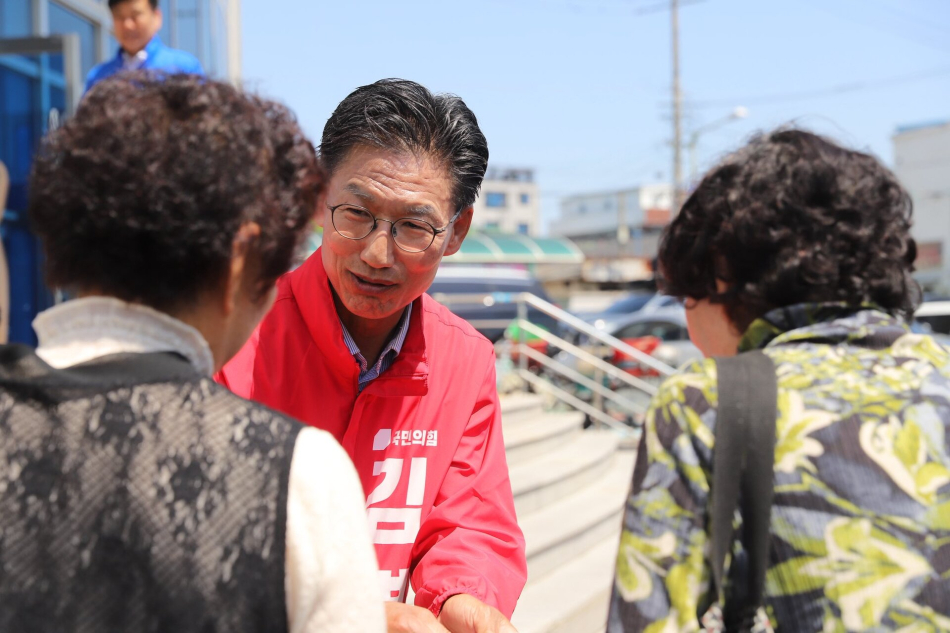 김병삼 국민의힘 영천시장 후보가 주민들에게 지지를 호소하고 있다. 출처=김병삼 후보 페이스북