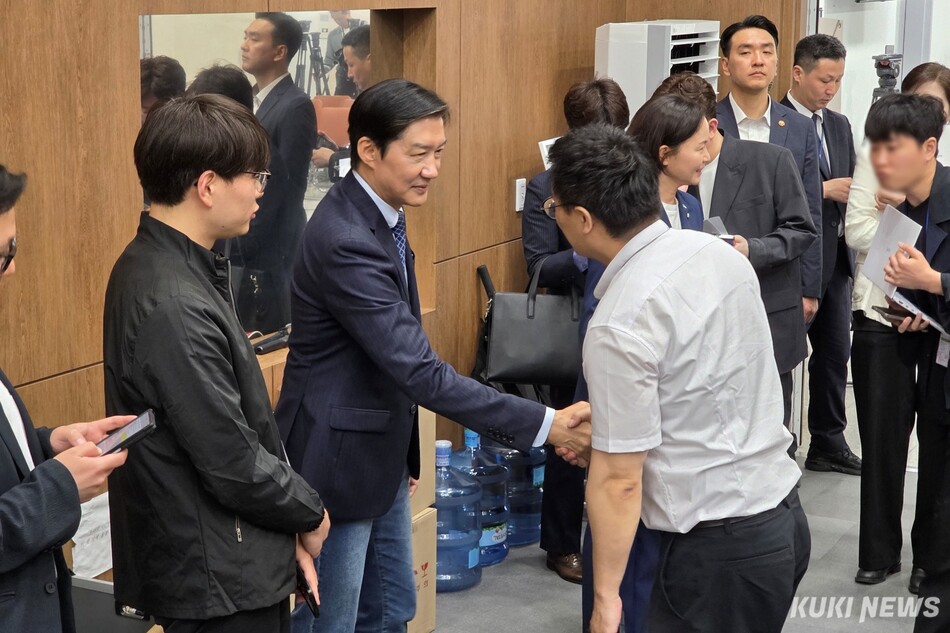 조국 조국혁신당 경기 평택을 국회의원 재선거 후보가 20일 서울 여의도 국회 소통관 기자회견장에서 브리핑을 기다리며 기자들과 인사하고 있다. 김건주 기자
