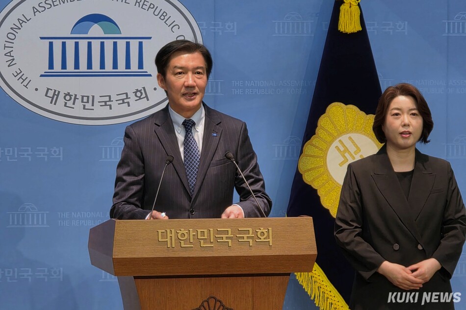 조국 조국혁신당 경기 평택을 국회의원 재선거 후보가 20일 서울 여의도 국회 소통관 기자회견장에서 발언하고 있다. 김건주 기자
