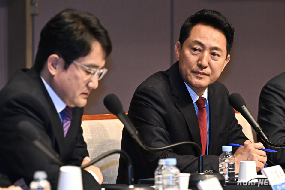 오세훈 국민의힘 서울시장 후보가 20일 오전 서울 중구 한국프레스센터에서 열린 관훈토론회에 참석해 패널의 질문을 듣고 있다. 남동균 기자