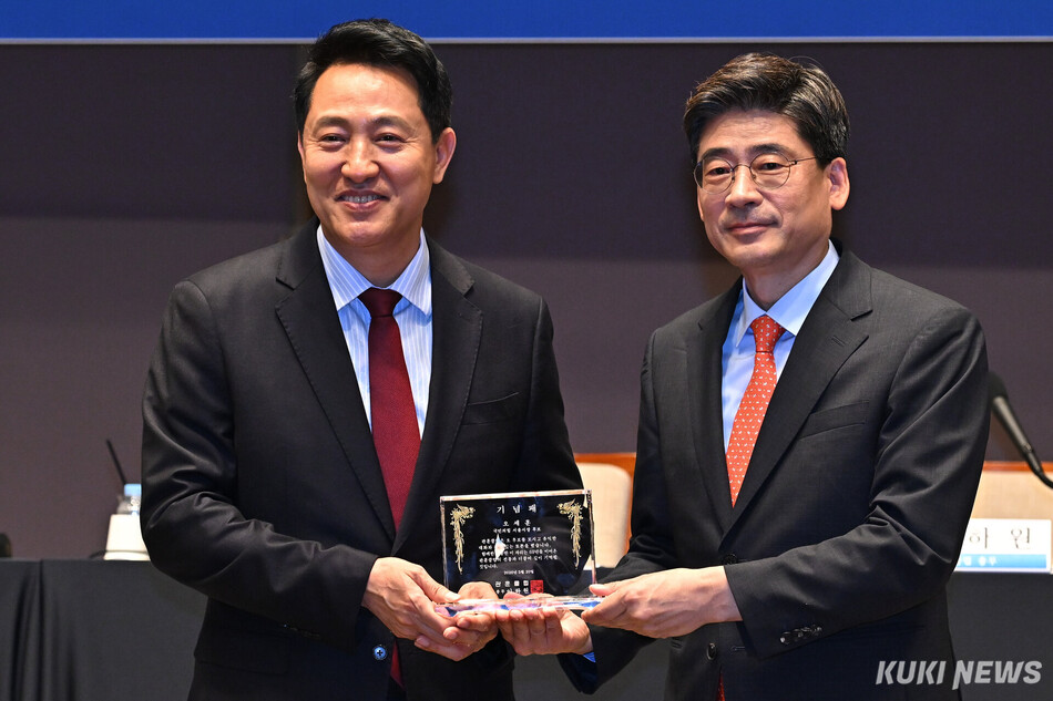 오세훈(왼쪽) 국민의힘 서울시장 후보와 이하원 관훈클럽 총무가 20일 서울 중구 프레스센터에서 열린 관훈토론회를 마친 뒤 기념사진을 촬영하고 있다.