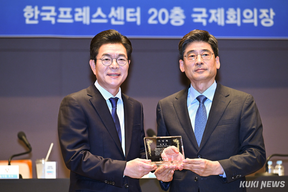 정원오(왼쪽) 더불어민주당 서울시장 후보와 이하원 관훈클럽 총무가 20일 서울 중구 프레스센터에서 열린 관훈토론회를 마친 뒤 기념사진을 촬영하고 있다.