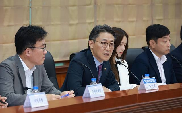 권대영(가운데) 금융위원회 부위원장이 20일 서울 여의도 금융투자협회에서 개최한 국민참여형 국민성장펀드의 판매 준비 상황 점검회의에서 국민참여성장펀드의 판매사인 은행과 증권의 전산시스템 개발, 판매직원 교육 등 판매 준비가 잘 마무리되고 있는지 점검하고 있다. 금융위 제공