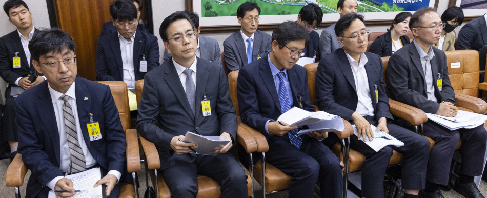 20일 국회 국토교통위원회에서 열린 GTX-A 삼성역 공사 현장 철근 누락 관련 현안 질의에 관계자들이 출석해 있다. (왼쪽부터) 이안호 국가철도공단 이사장, 이한우 현대건설 대표이사, 감리사인 삼안 대표이사, 임춘근 서울시 도시기반시설본부장, 진재섭 서울시 도시철도 국장. 연합뉴스