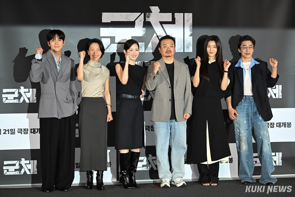 영화 ‘군체’ 언론시사회가 20일 서울 CGV 용산아이파크몰점에서 진행되는 가운데 연상호 감독과 출연진들이 포즈를 취하고 있다.