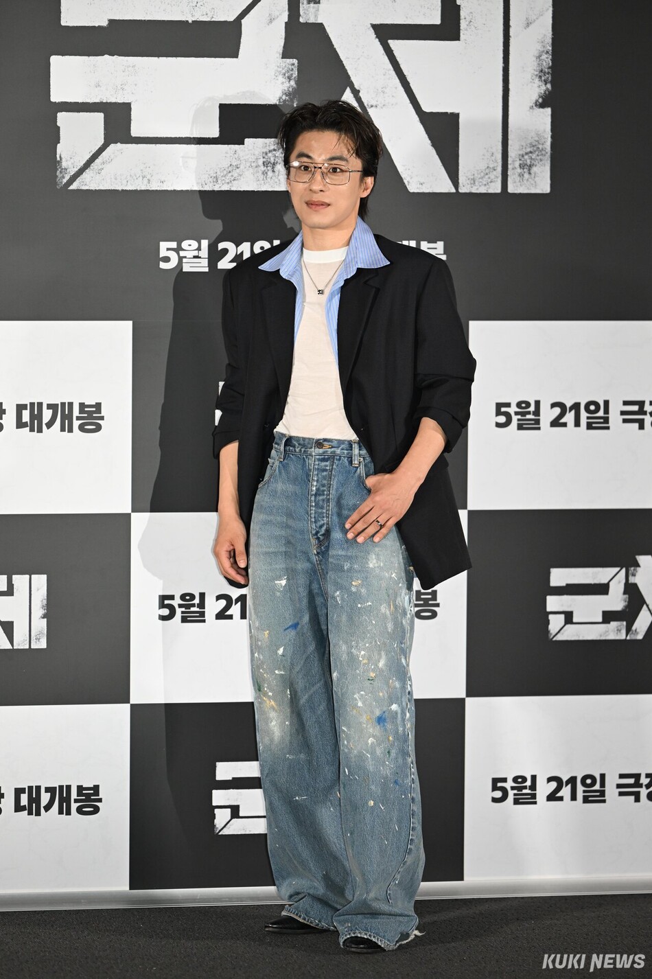 배우 구교환이 20일 서울 CGV 용산아이파크몰점에서 진행되는 영화 ‘군체’ 언론시사회에서 포즈를 취하고 있다.