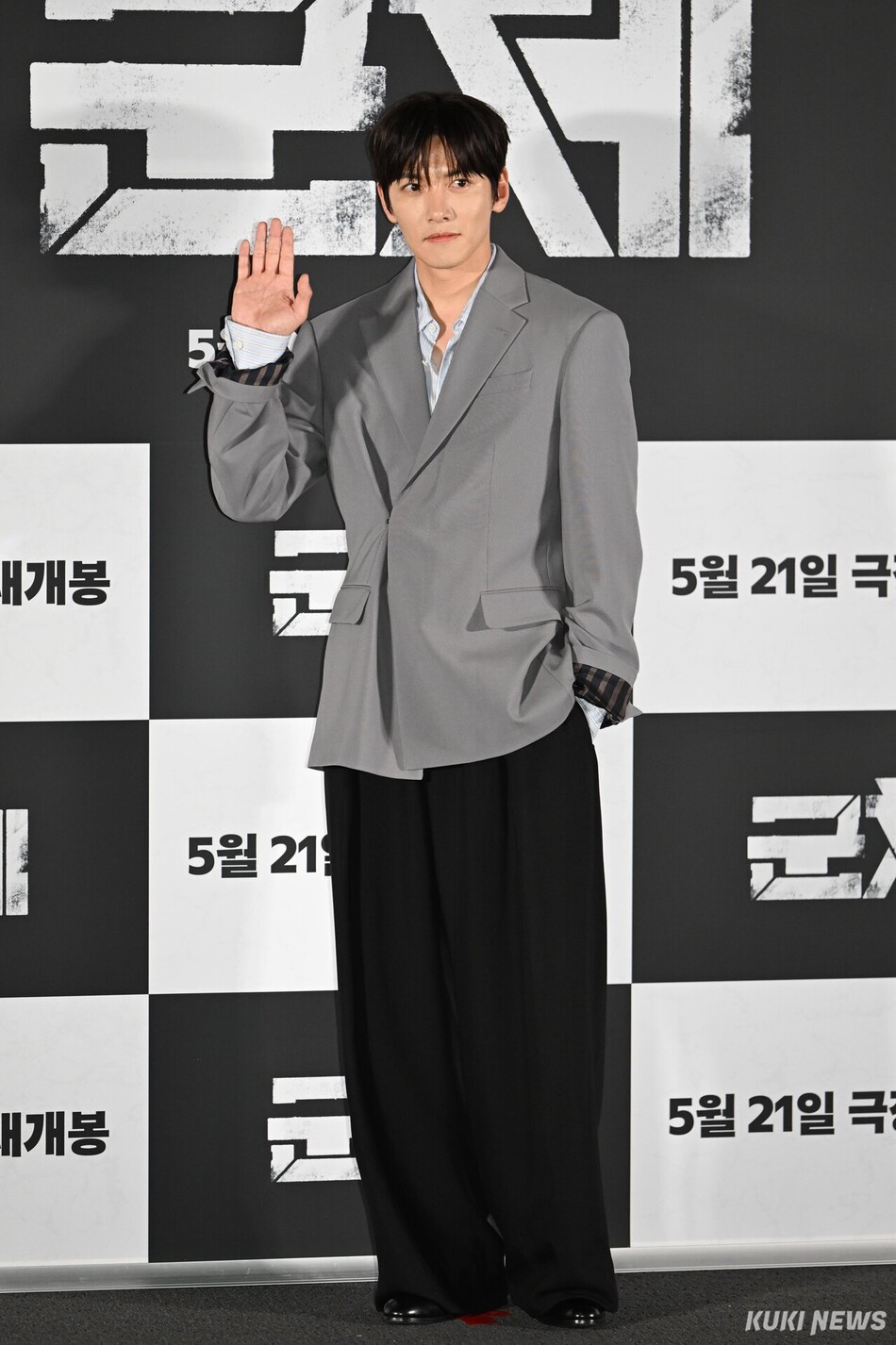배우 지창욱이 20일 서울 CGV 용산아이파크몰점에서 진행되는 영화 ‘군체’ 언론시사회에서 포즈를 취하고 있다.