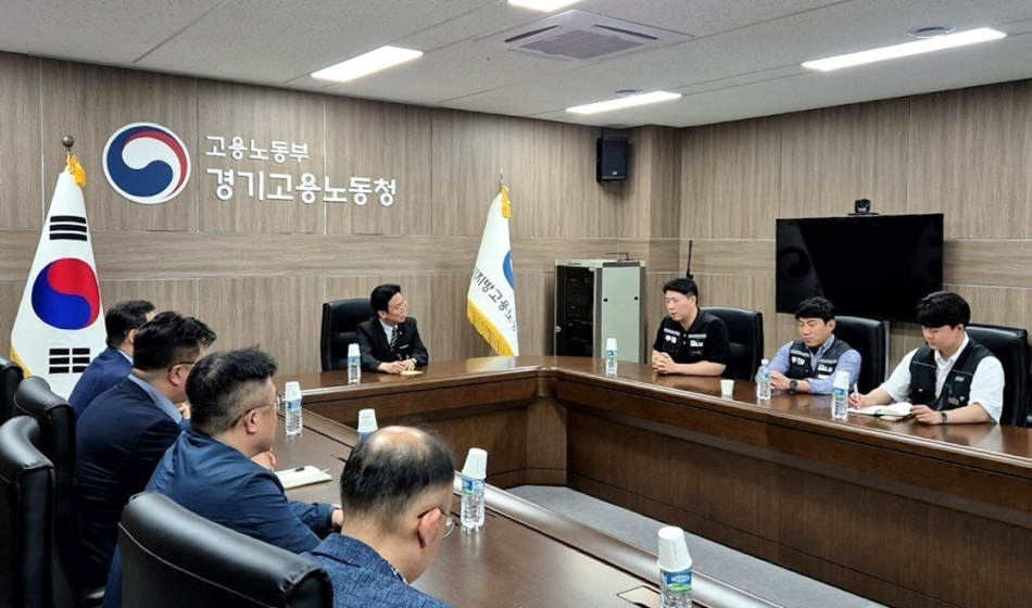 삼성전자 노사가 20일 경기도 수원의 고용노동부 경기고용노동청에서 임금협상 교섭을 재개하고 있다. 교섭에는 노측 삼성그룹 초기업노동조합 삼성전자지부 최승호 위원장, 사측 대표교섭위원인 여명구 DS(디바이스솔루션·반도체 사업 담당) 피플팀장, 중재자로 나선 김영훈 고용노동부 장관 등이 자리했다. 고용노동부