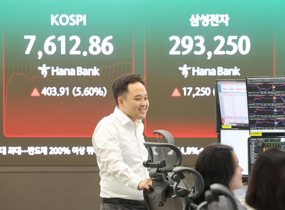 21일 서울 중구 하나은행 딜링룸 전광판에 삼성전자 주가가 표시돼 있다. 연합뉴스