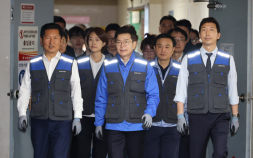 與野, 선거운동 첫날 민생 현장으로…정청래 택배 분류·장동혁 양향자 방문