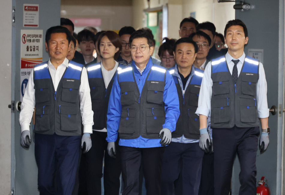 정청래 더불어민주당 대표(사진 왼쪽)가 정원오 민주당 서울시장 후보(사진 가운데)와 함께 21일 0시 택배 업무를 체험하기 위해 서울 광진구 동서울우편집중국으로 들어서고 있다. 연합뉴스