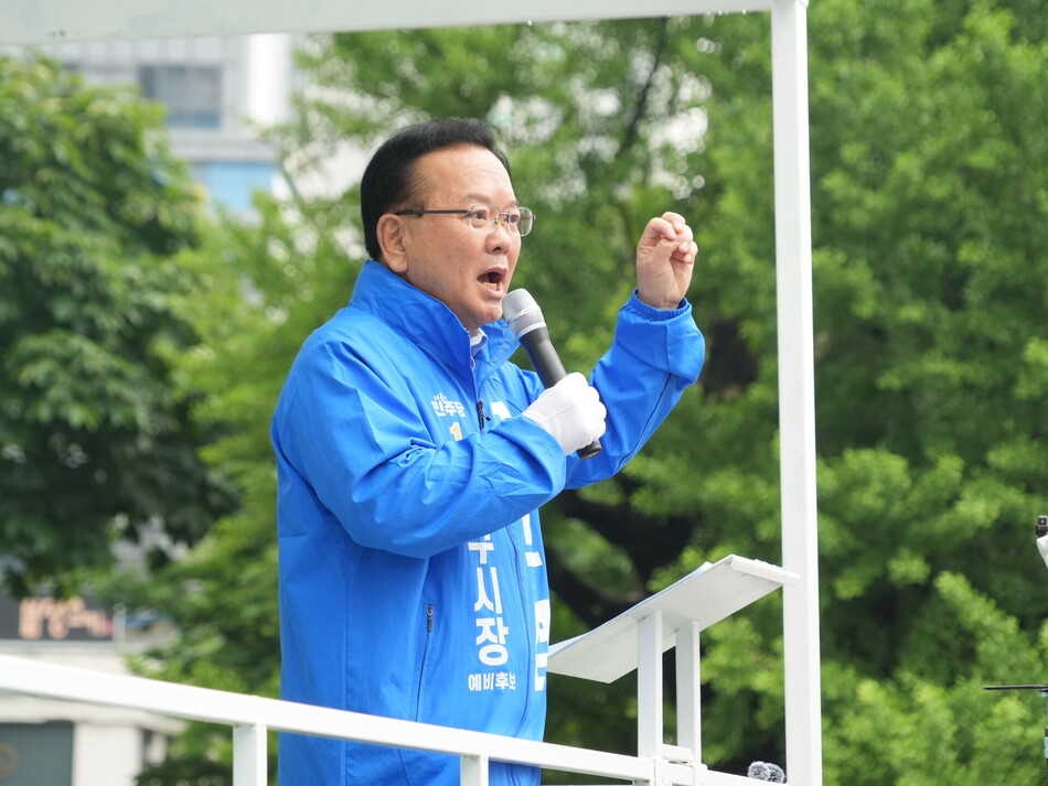 김부겸 더불어민주당 대구시장 후보가 21일 수성구 범어네거리에서 출정식을 열고 지지를 호소하고 있다. 후보 측 제공