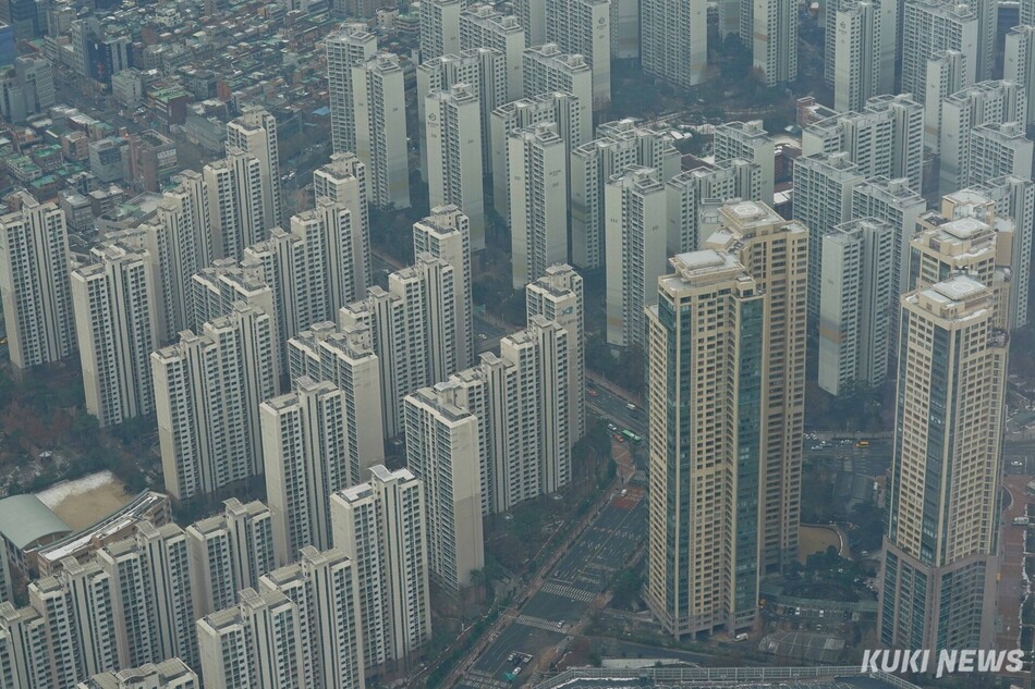 서울 송파구 롯데월드타워 전망대 서울 스카이에서 바라본 서울 도심의 아파트 단지. 쿠키뉴스 자료사진